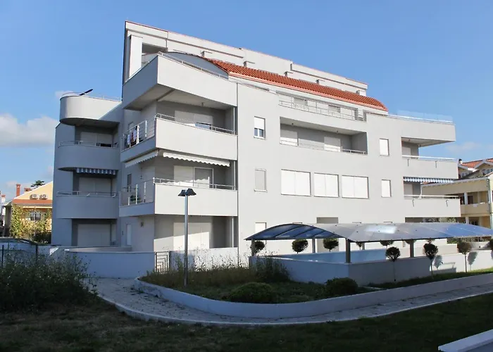 With A Parking Space - 5932 *