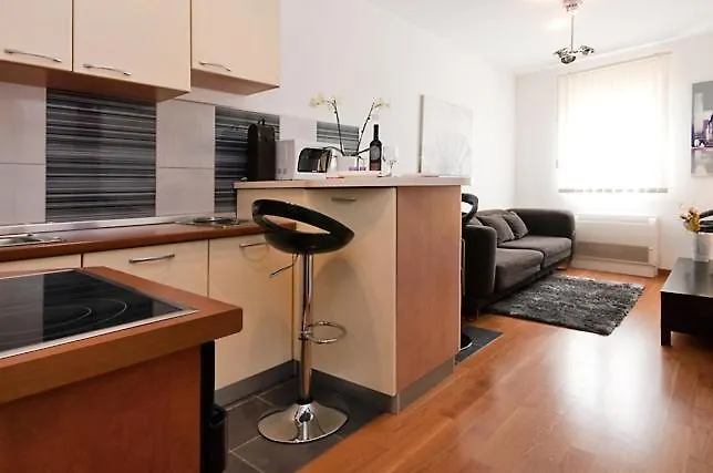 With A Parking Space - 5932 아파트